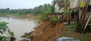 Sungai Ogan Meluap Akibat Hujan Lebat, Satu Rumah Warga Hampir Roboh Terkena Longsor