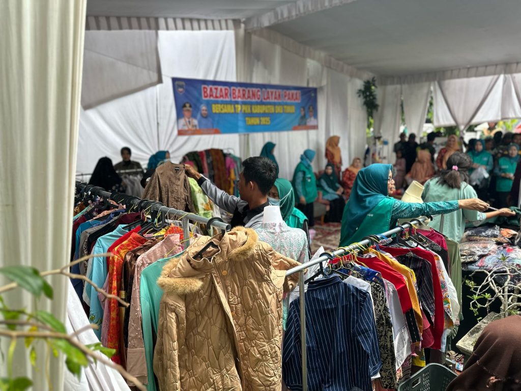 Ratusan masyarakat Kabupaten OKU Timur menyerbu bazar barang layak pakai secara gratis  di Halaman Kantor TP. PKK di Martapura.