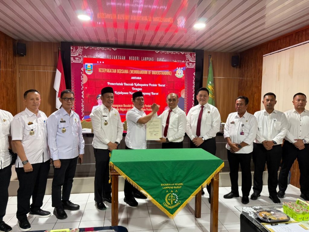 KEJARI LAMPUNG BARAT TEKEN MOU STRATEGIS DENGAN PEMKAB PESISIR BARAT: PERKUAT FUNGSI HUKUM PERDATA DAN TUN DI DAERAH