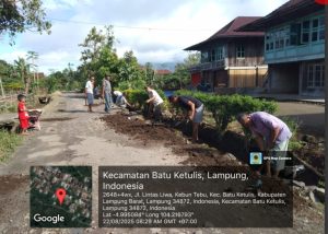 Diujung Jabatan PJ Peratin Pekon Bakhu Turun Langsung Gotong Royong Bersihkan Drainase